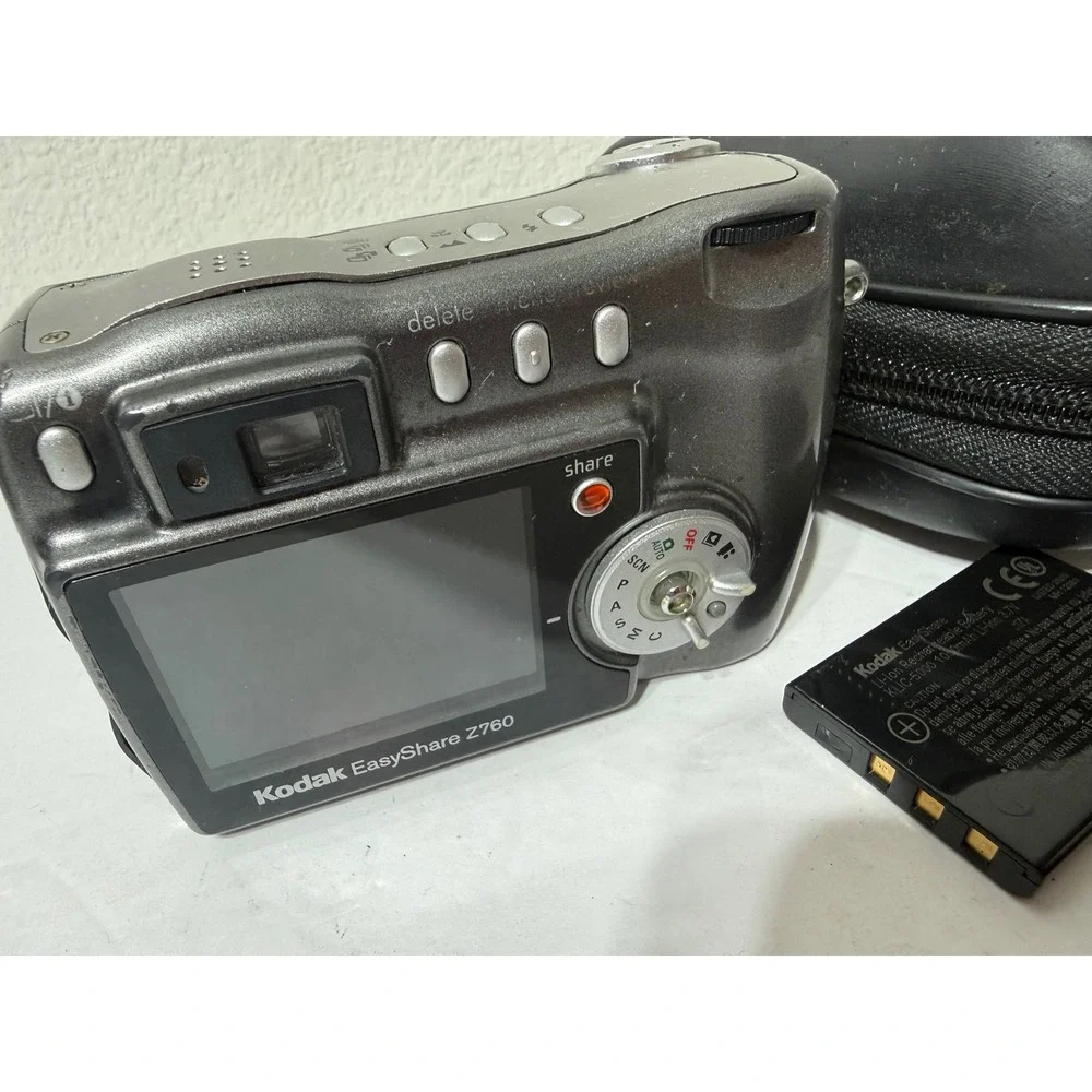 Kodak EasyShare Z760 6.1MP Digital Camera Bundle Silver Untested +Batteries Case